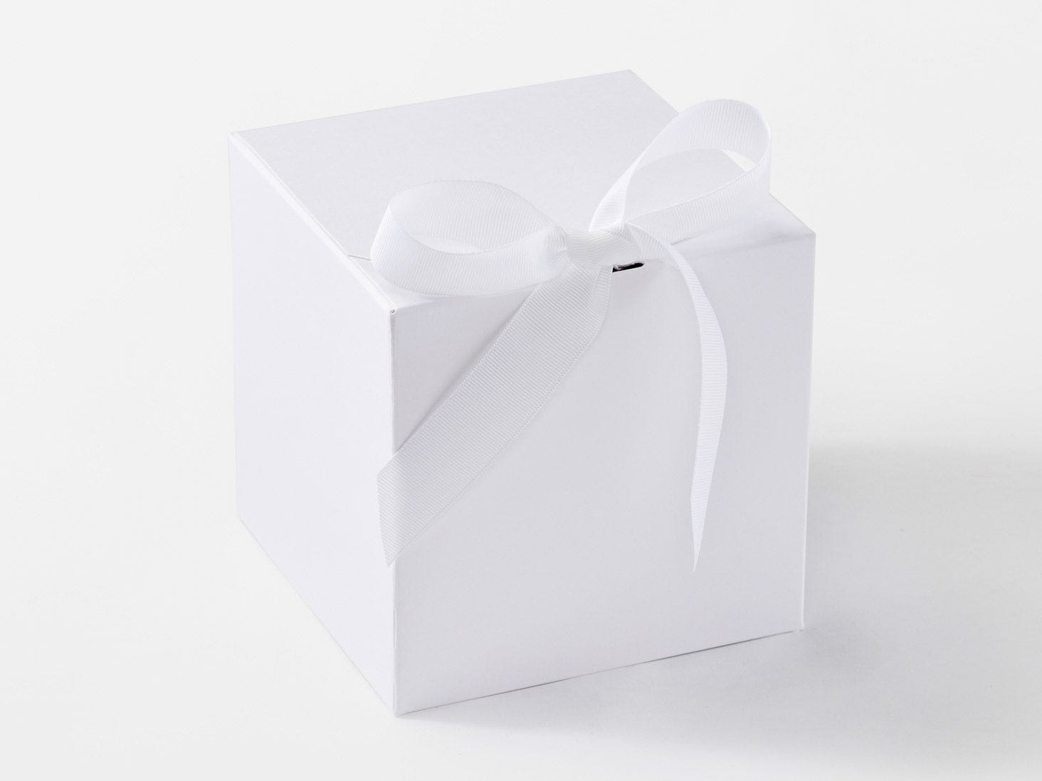 White softbox XL Cube gift box with a white bow on a white background