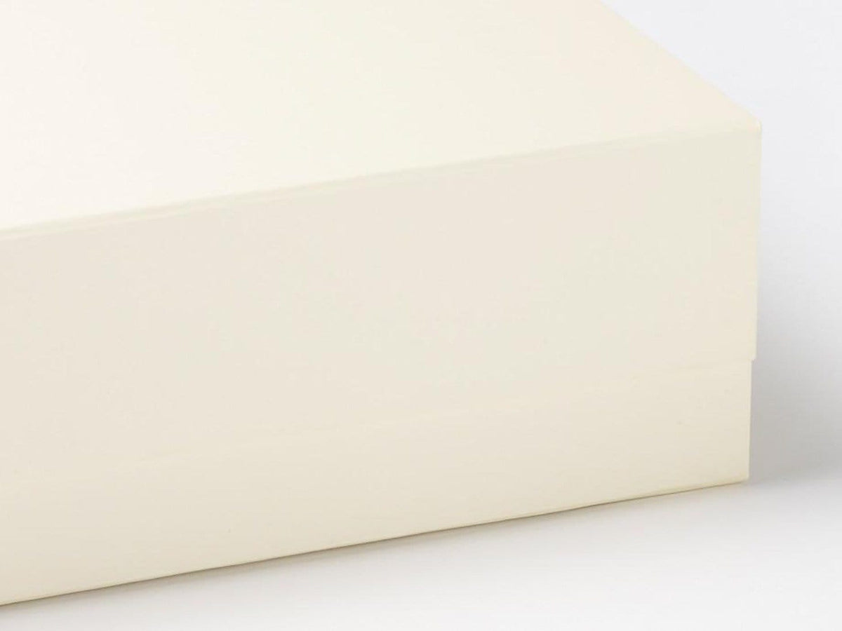 Foldabox Ivory A4 Deep gift box magnetic closure detail